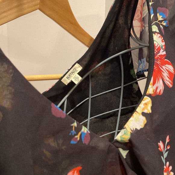 Nice details flower top 🌺 - Picture 5 of 11